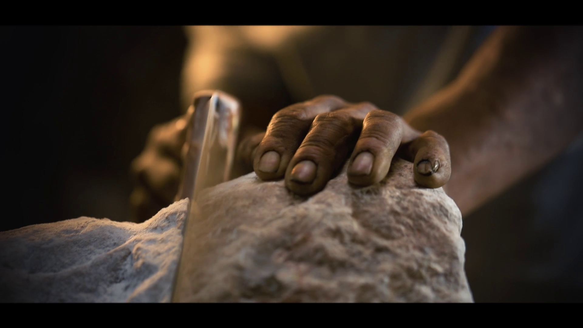 Artesano cortando piedra con serrucho